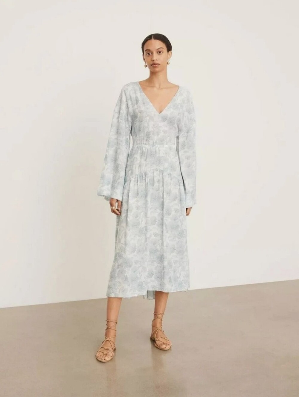 Vince Dahlia Floral Print V-Neckline Long Sleeve Midi-dress. Size: Medium.